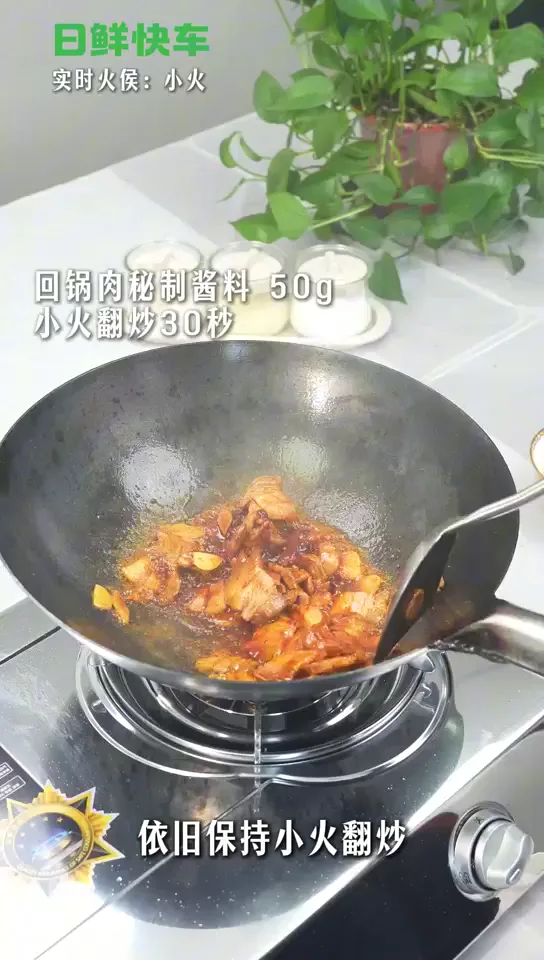 炒香秘制酱料的真实烹饪画面
