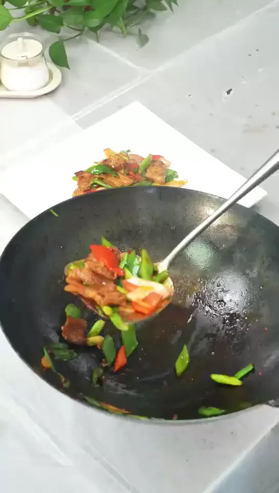 蒜苗断生,立即出锅的真实烹饪画面